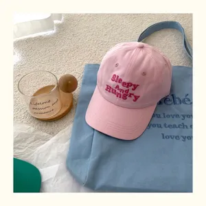 Rosa bestickte Baseballkappe mit süßem Buchstaben-Design, stilvoller Freizeithut für Damen.