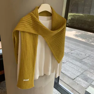 Bufanda chal de lana tejida amarillo mostaza combinado con jersey blanco accesorio invierno