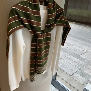 Gestreifter Strick-Schal Detail im koreanischen Stil, retro Lagenlook Mode-Accessoire.