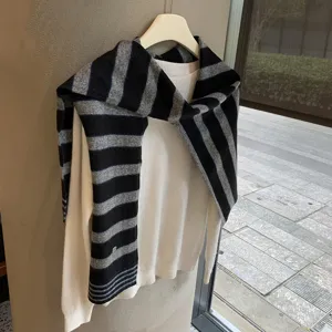 Koreanischer Stil vielseitiger horizontal gestreifter Strickschal Detailaufnahme.