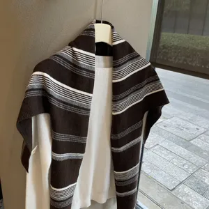 Stilvoller koreanischer gestreifter Strickschal für Damen, retro vielseitiges Accessoire.