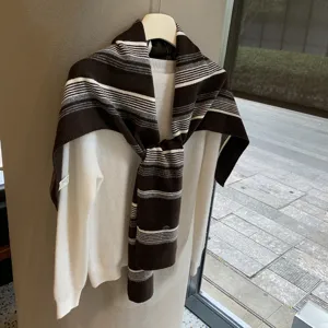 Koreanischer gestreifter Strickschal Detailansicht, minimalistisches Retro-Layering-Accessoire.