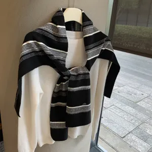 Koreanischer schwarz-weißer Strickschal, vielseitiges Herbst-Winter-Layering-Accessoire für Damen.