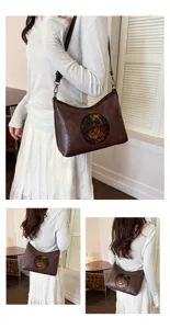 Vue détaillée du sac à bandoulière en cuir marron rétro avec élégant motif floral gaufré.