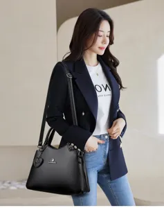 Élégant sac à main en cuir noir pour femmes, sac bandoulière tendance avec poignée.