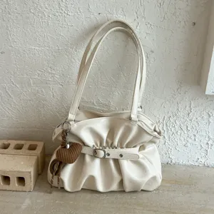 Élégant sac à bandoulière froncé blanc cassé pour femme, cabas souple avec charmant pendentif.