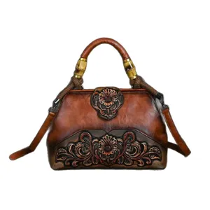 Sac à main en cuir gravé vintage pour femme, sac bandoulière ethnique poignée en bambou.