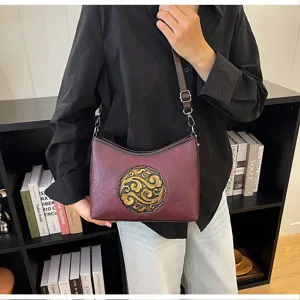 Sac à bandoulière vintage en cuir véritable pour femme avec motif gaufré et lanière chic.