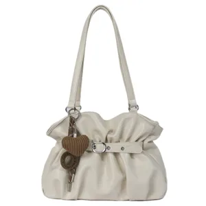 Sac cabas souple plissé beige pour femme avec breloque cœur élégante et détail de boucle.