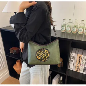 Sac à épaule en cuir véritable vert avec design rond gaufré vintage pour femmes.