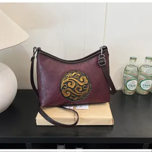 Sac bandoulière en cuir véritable vintage style chinois avec motif circulaire gaufré.