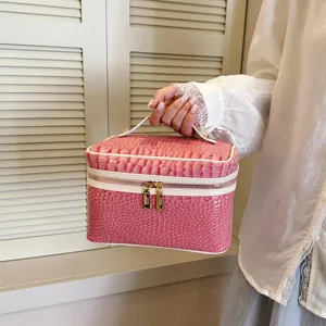 Elegante rosafarbene Kroko-Muster Kosmetiktasche mit weißem Besatz und Griff für Make-up Aufbewahrung