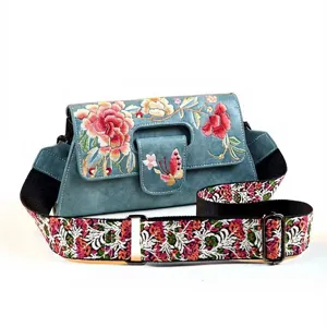 Sac à bandoulière brodé style ethnique avec large sangle, sac à main fleuri vintage.
