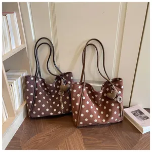 Élégant sac cabas marron à pois avec grande capacité et design chic pour femmes.