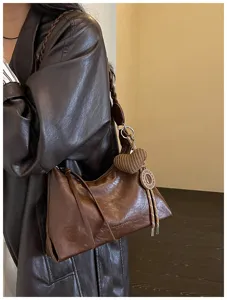 Sac à épaule marron élégant pour femme, grand sac hobo de trajet avec joli pendentif.