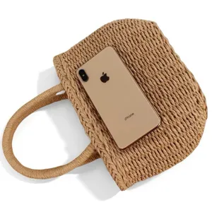 Gedetailleerd bovenaanzicht van een stijlvolle strooien handtas, perfect voor strand en zomer.