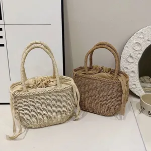 Minimalistische stro geweven handtas met trekkoord voering, chique casual strandtas voor vrouwen.