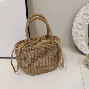 Gedetailleerd overzicht van een trendy Koreaanse stijl geweven stro handtas met koordvoering.