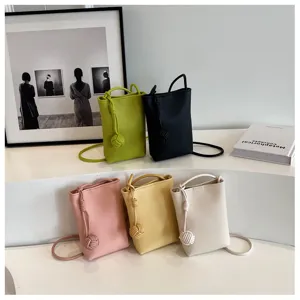 Vue détaillée du mini sac à bandoulière tendance en cuir souple avec nœud chic en plusieurs coloris.