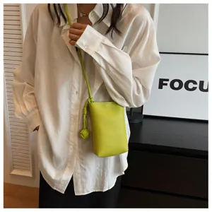 Sac bandoulière mini en cuir vert vif minimaliste avec un joli détail de lanière nouée.