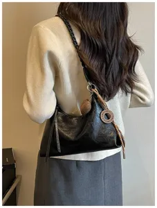 Sac à épaule noir élégant pour femme, grand sac fourre-tout de banlieue avec bandoulière tressée.
