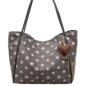 Sac cabas gris à pois avec lanières et pendentif cœur, grand sac à main élégant pour femmes.