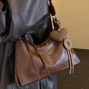 Sac à bandoulière élégant de grande capacité, sac cabas rétro en cuir marron souple.