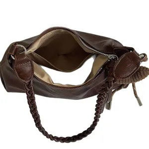 Sac à bandoulière marron de grande capacité pour femme, sac fourre-tout tendance et chic.