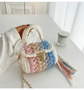 Sac à bandoulière tissé multicolore fait main avec de jolis glands et une chaîne dorée.