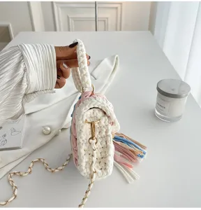 Détail de sac bandoulière crocheté à la main, avec design en fil coloré et chaîne.