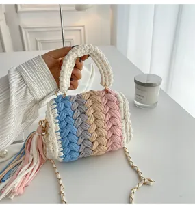 Sac bandoulière tricoté épais fait main avec motif tressé multicolore et détail de pompon chic.