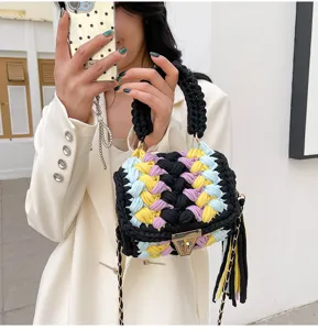 Sac bandoulière tricoté à la main avec fil coloré, chaîne en métal et joli détail de gland.