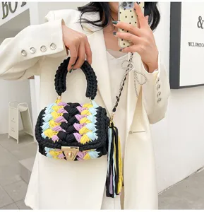 Sac à main tissé DIY fait main avec design coloré, charmant pompon et jolie poignée chic.