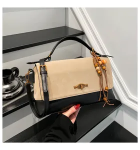 Borsa a tracolla elegante da donna in camoscio con nappa di perline di legno e stile.