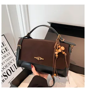 Borsa a tracolla elegante da donna in camoscio patchwork con ciondolo in legno chic