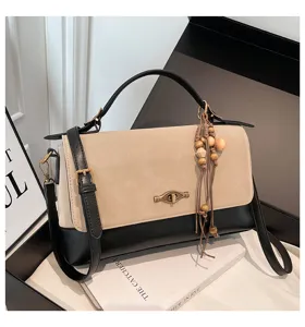 Borsa a tracolla quadrata retrò bicolore con ciondolo di perline dal design chic.