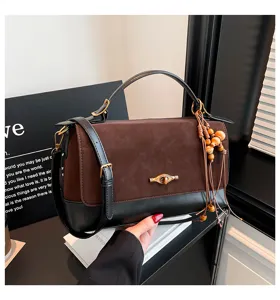 Borsa a tracolla elegante in camoscio con manico e nappina per il lavoro quotidiano.