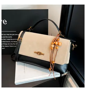 Borsa a mano bicolore in camoscio con ciondolo nappa, elegante borsa a tracolla per uso quotidiano.
