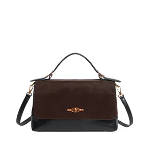 Donna camoscio marrone pelle nera borsa a tracolla spalla elegante uso quotidiano