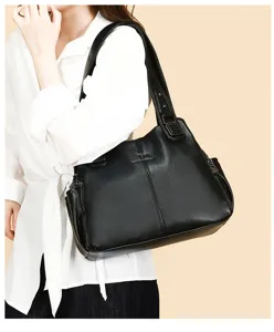 Ruime zwarte lederen schoudertas tote bag voor dames, stijlvolle grote forenstas.