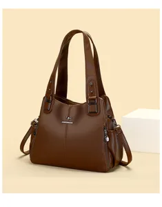 Gedetailleerd overzicht van de bruine lederen shopper, met premium textuur en metalen hardware.
