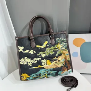 Vista dettagliata della borsa tote ricamata in stile cinese con motivo paesaggistico tradizionale.