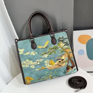 Vista dettagliata della borsa tote ricamata in stile cinese con elegante paesaggio tradizionale.