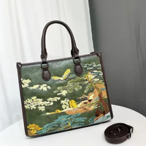 Dettagli della borsa tote ricamata in stile cinese con motivo di pino e gru di paesaggio.