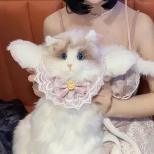 Χνουδωτό σακίδιο πλάτης γάτας ragdoll με φτερά και φιόγκο χαριτωμένο λούτρινο παιχνίδι.