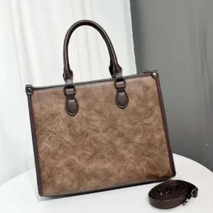 Borsa tote marrone vintage da lavoro con design strutturato, doppi manici e tracolla.