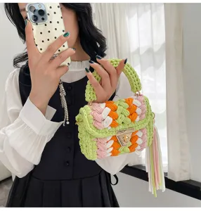 Sac à main tissé à la main avec des fils tressés colorés et un fermoir métallique.