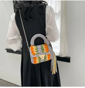 Sac bandoulière tissé à la main avec motif tricoté coloré, chaîne et pompon mignon.