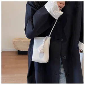 Sac bandouliere minimaliste blanc pour femme en cuir souple avec noeud decoratif.
