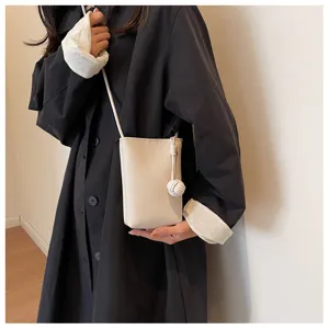 Mini sac bandoulière en cuir souple pour femme, petit sac vertical élégant avec nœud.